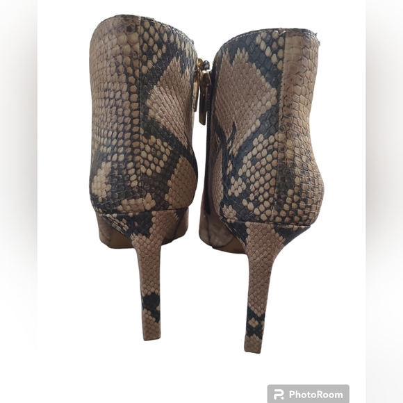 Vince Camuto® Sestrind Ankle Bootie size 9M Color: Natural - Picture 6 of 7